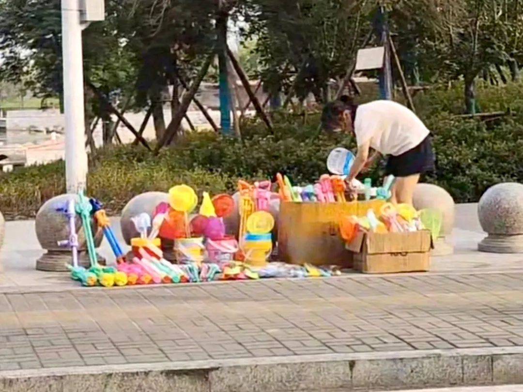 安徽14岁女孩暑假摆摊卖玩具25天赚2000元,家长:本意是锻炼孩子,走红后竞争多生意下滑