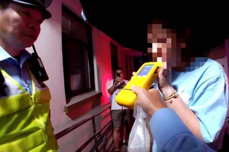 上海一女子开车肇事后,第一件事竟是逃回家喝酒……已被刑拘!