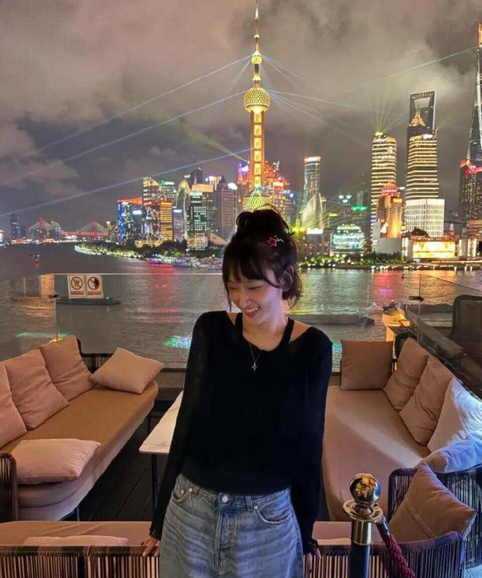 冲上热搜第一!韩国演员发上海快递员休息照引争议