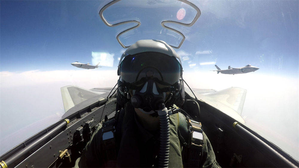 都见不得中国强大!歼20隐身战机飞越对马海峡,美日罕见没发现?