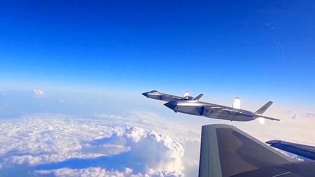 都见不得中国强大!歼20隐身战机飞越对马海峡,美日罕见没发现?