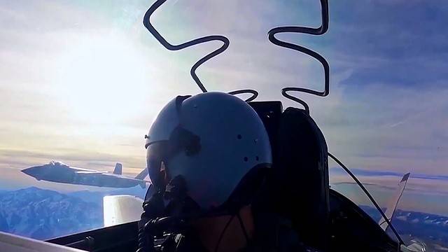 都见不得中国强大!歼20隐身战机飞越对马海峡,美日罕见没发现?