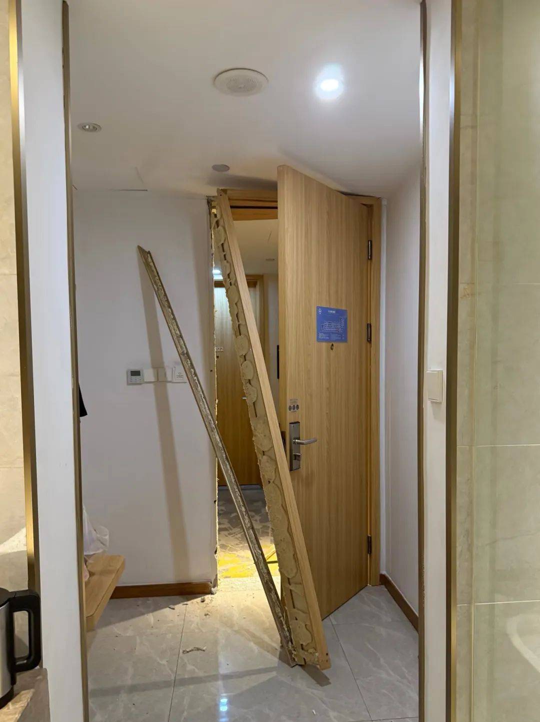 男子在杭州一酒店洗澡时被陌生人暴力闯入,房间大门被踢烂,踹门男子怀疑前女友正在酒店与他人开房