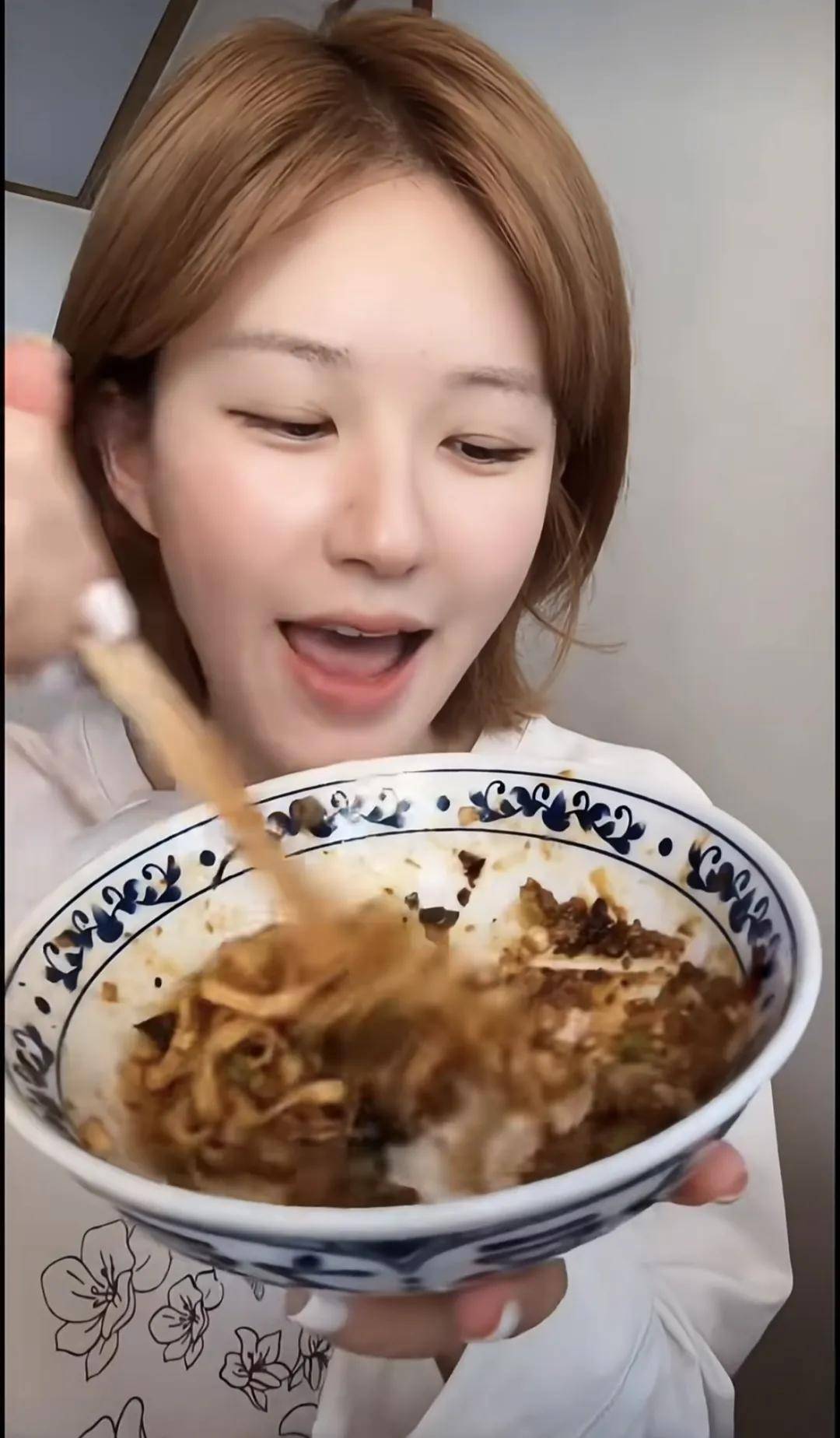 怒撕经纪公司后赵露思开启直播,同款花卷、包包都卖爆