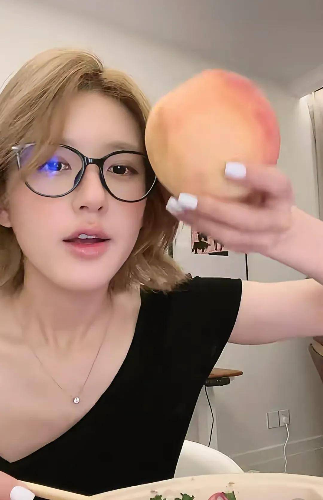 怒撕经纪公司后赵露思开启直播,同款花卷、包包都卖爆