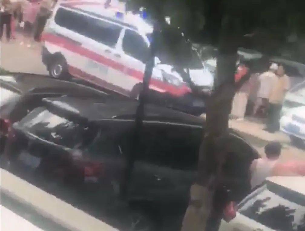 突发!山东一小区内部道路发生车祸,致1死4伤,警方通报→