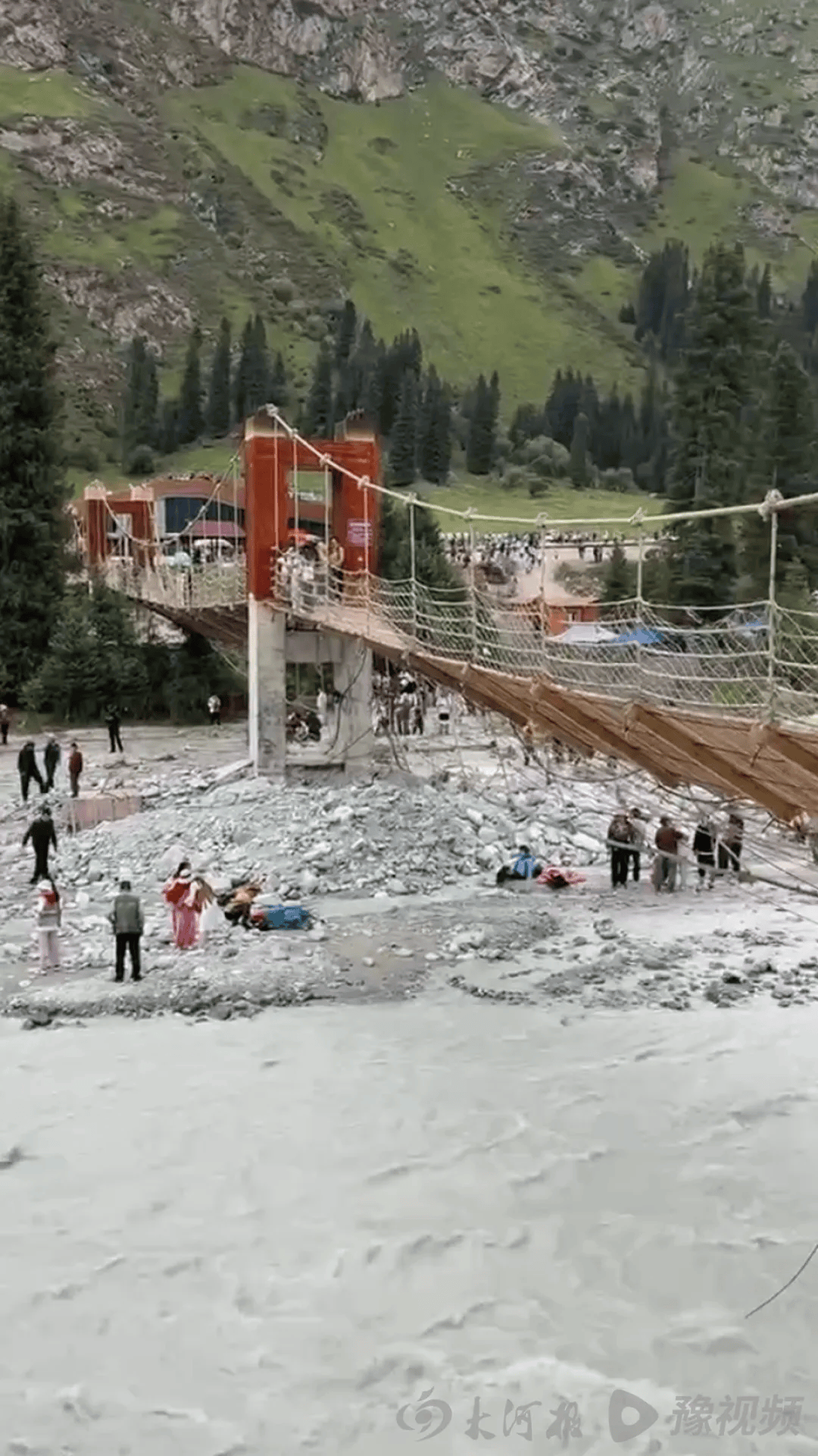 新疆一景区“网红桥”突然断裂,29人滑落,当地通报:5人遇难24人受伤,景区已关闭