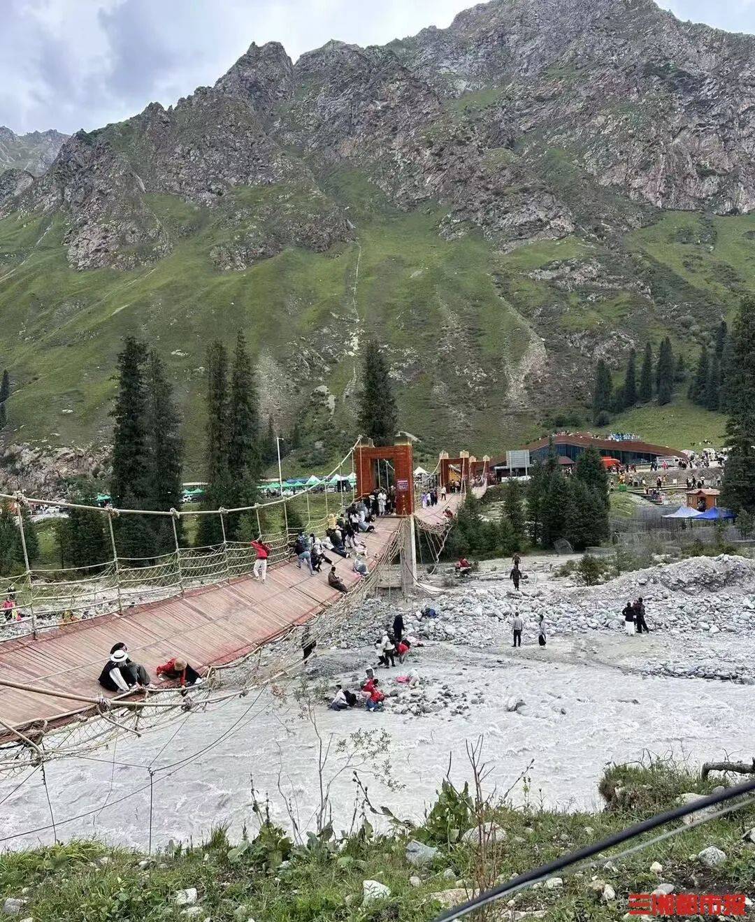 新疆一景区“网红桥”突然断裂,29人滑落,当地通报:5人遇难24人受伤,景区已关闭