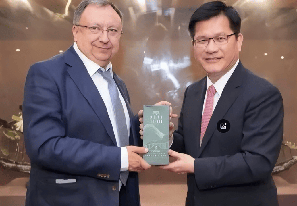 泽连斯基点名中国后,九名乌克兰议员窜台,挑战中国台海议题红线,国防部定调统一