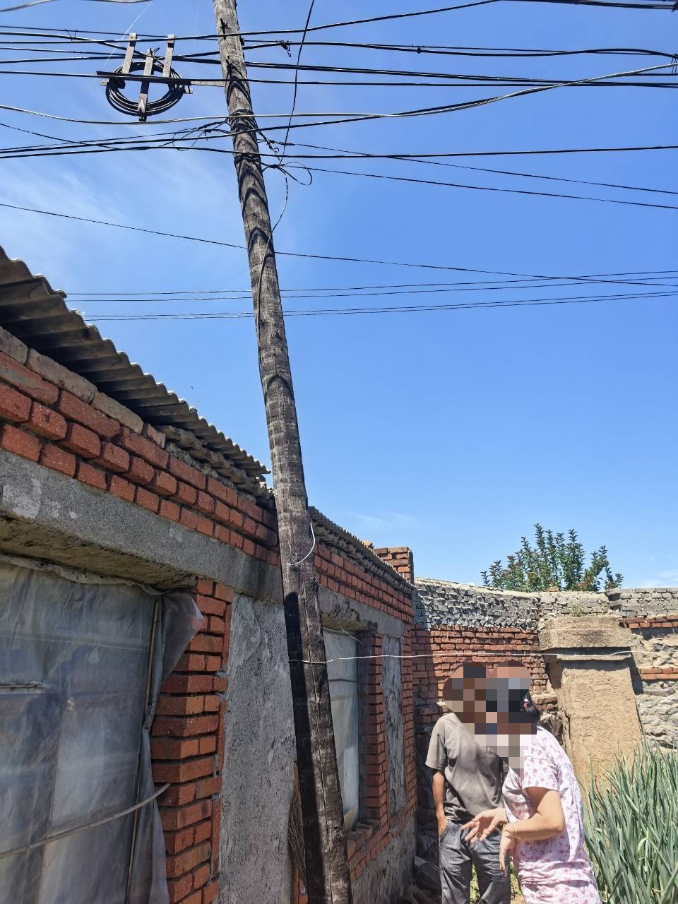 辽宁锦州一电信电线杆设在居民院子里拒绝移走?电信公司:已与当事人协商一致