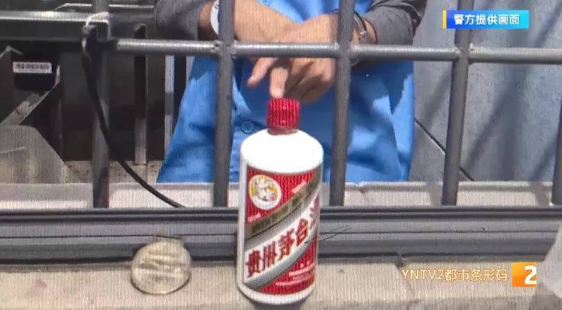 凌晨怪事!男子提着茅台袋子在车库,翻垃圾桶竟为了.....