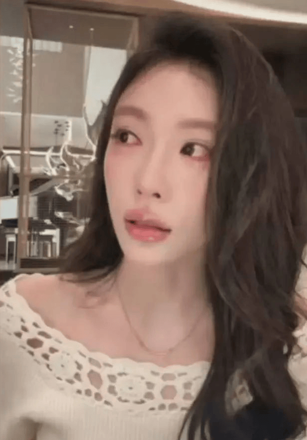 “迪迪不畏”直播落泪向黄子韬致歉,此前在直播中询问黄子韬 “你有想过和老婆离婚吗”