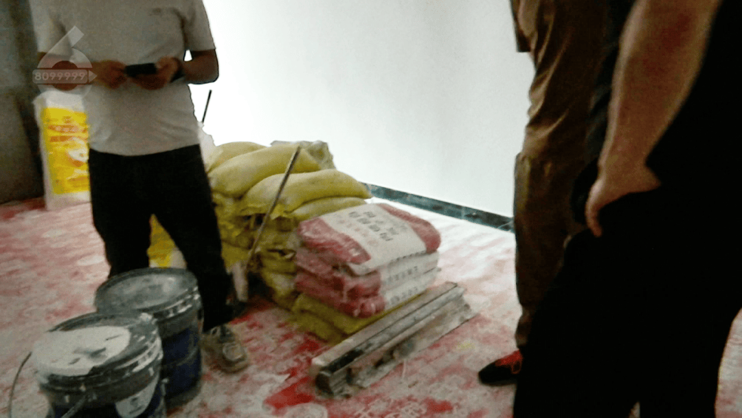 愤怒!昆明电视台女记者采访时被打 摄像机遭损坏