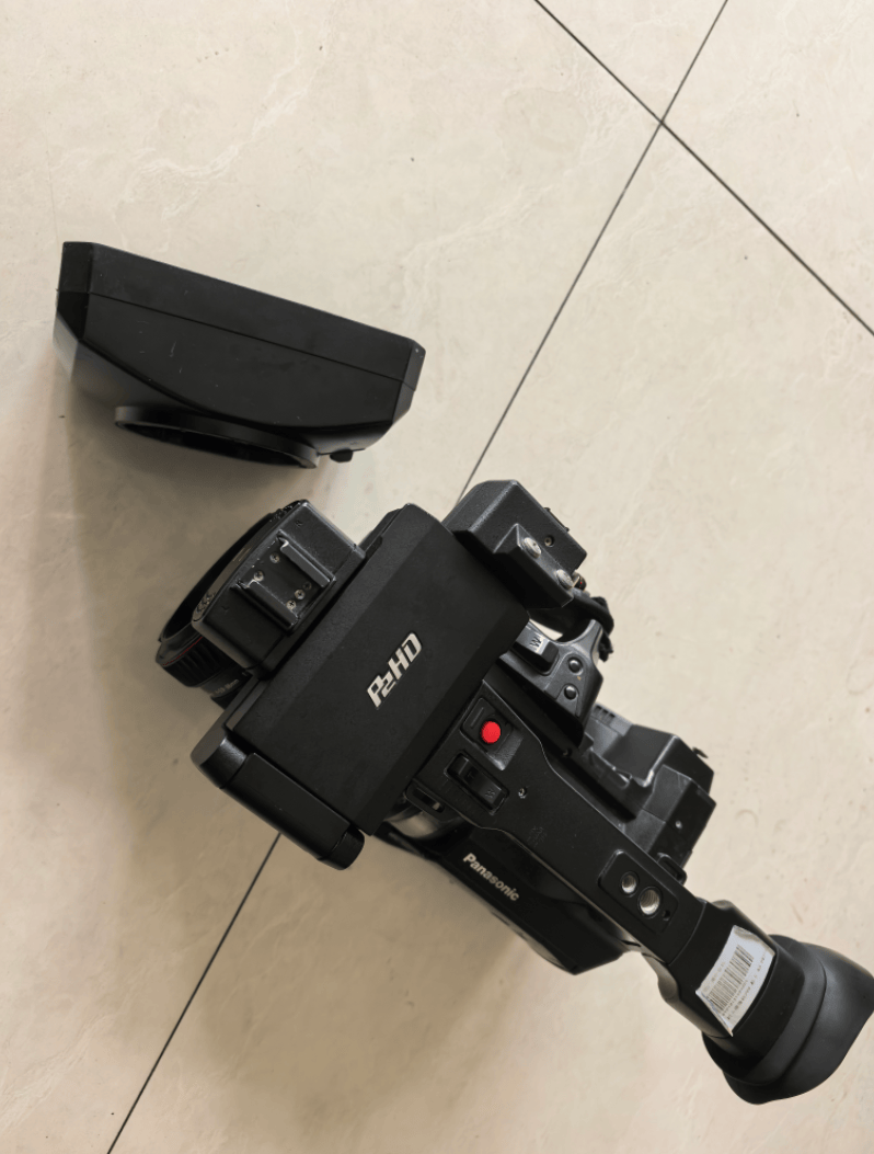 愤怒!昆明电视台女记者采访时被打 摄像机遭损坏