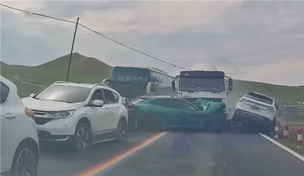 水泥罐车疑失控连撞对向多车,小米YU7被正面撞击受损严重,车主拍下现场:小米保了我的命