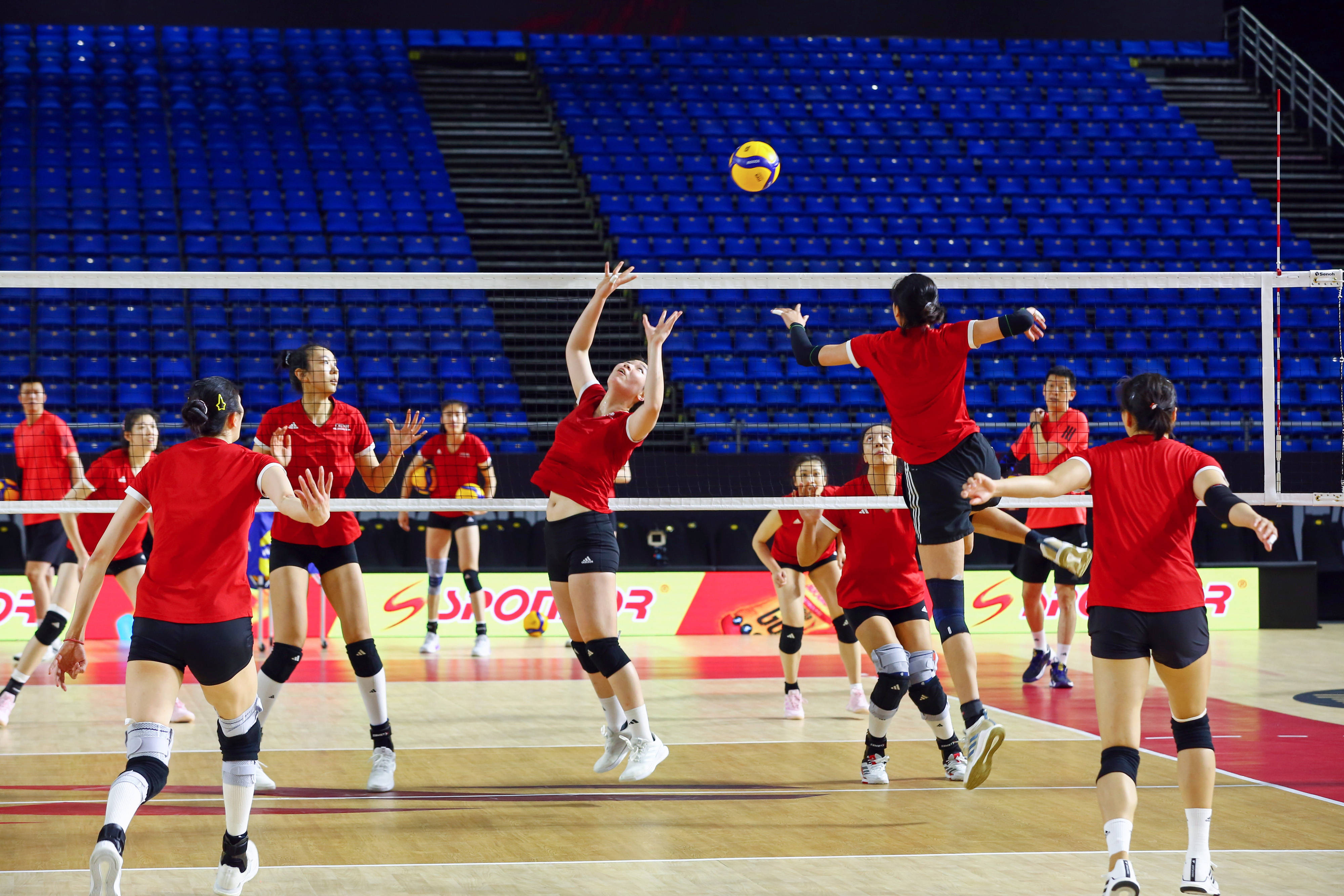 (体育)排球——女排世锦赛:中国队进行赛前训练