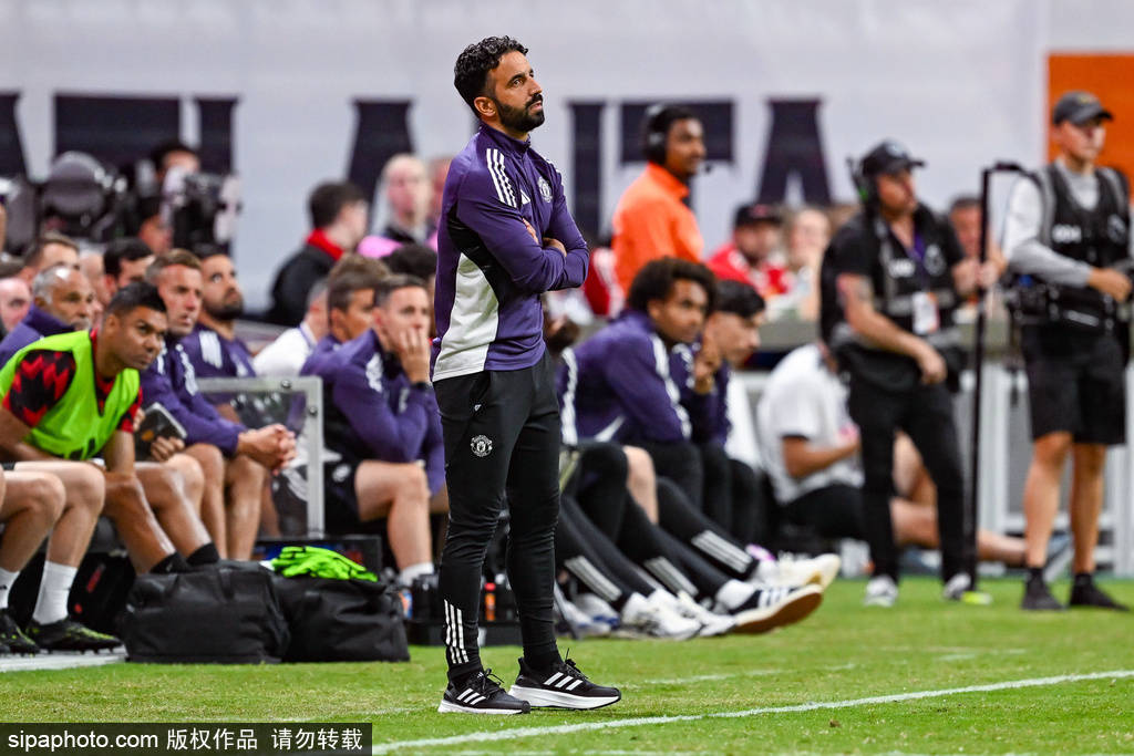 阿莫林的风度:在失利后与格林斯比球迷的温馨瞬间