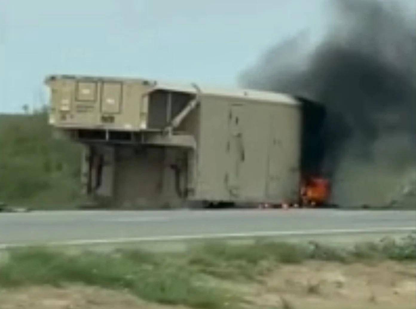 美军再迎噩耗!一声巨响:萨德反导核心当街变废铁,现场燃起大火