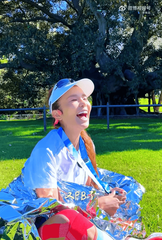 知名主持人朱迅跑完悉尼马拉松全马,开心大笑:又创造个人最好成绩