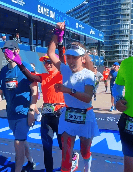知名主持人朱迅跑完悉尼马拉松全马,开心大笑:又创造个人最好成绩