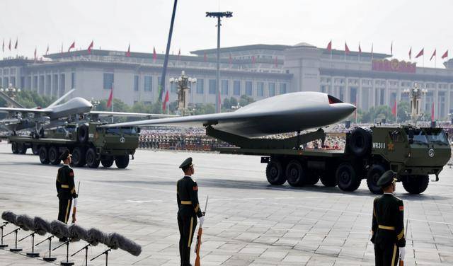 憋了几个小时,外媒锐评九三阅兵:中国武器看着强,但没打过实战