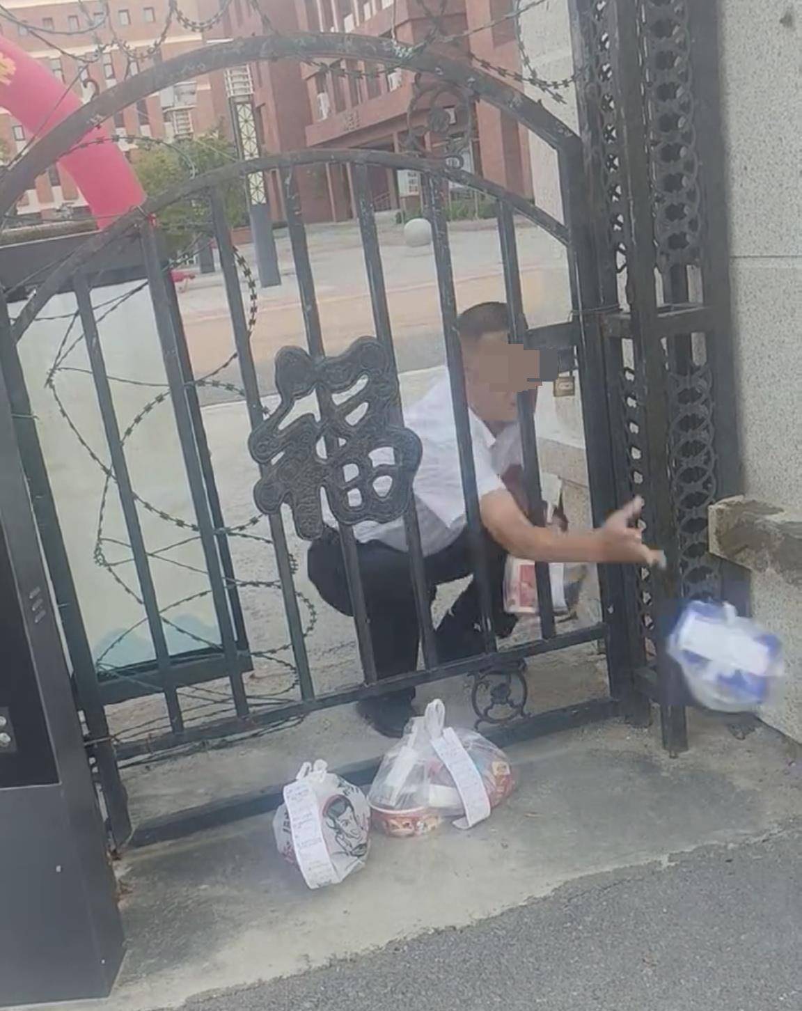 河北石家庄一学校工作人员扔学生外卖?教育局:正调查核实