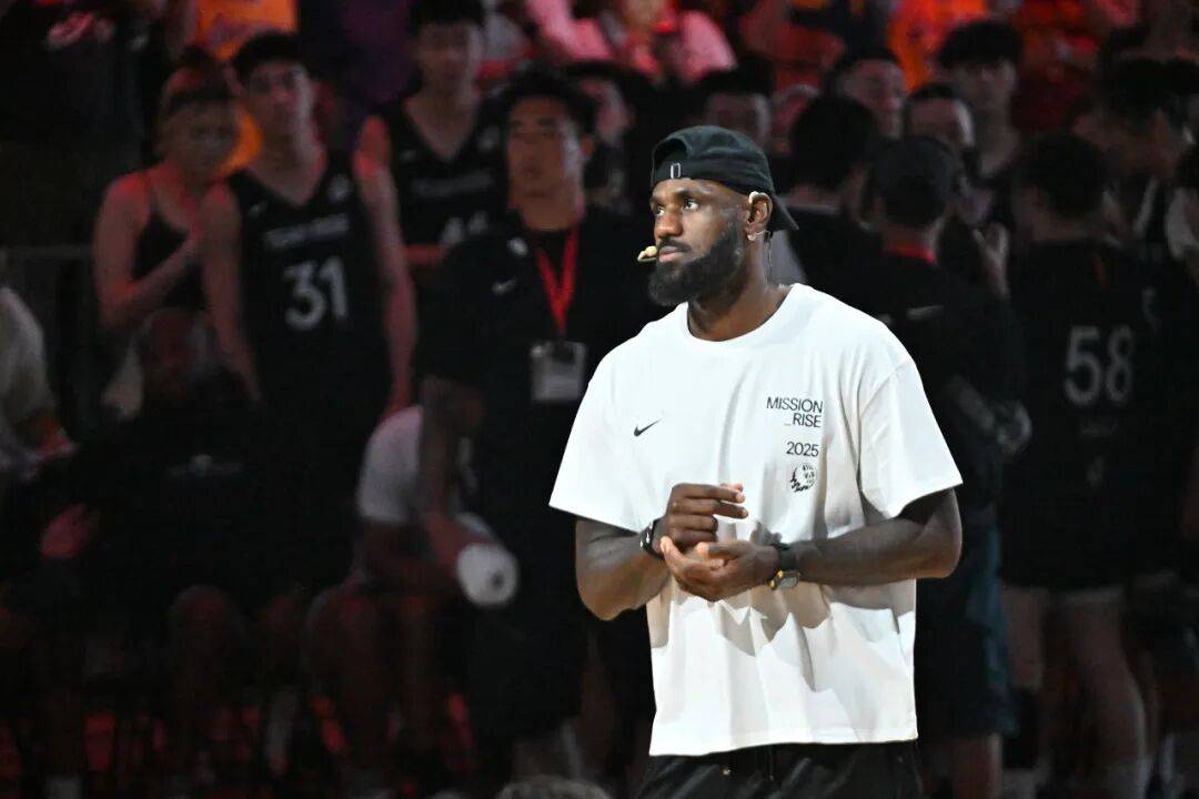 1米82的李梦与詹姆斯拥抱,两人合做经典动作!网友:这波追星太成功