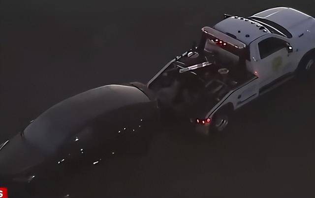 知名歌手名下特斯拉车内发现尸体,死者身份不明