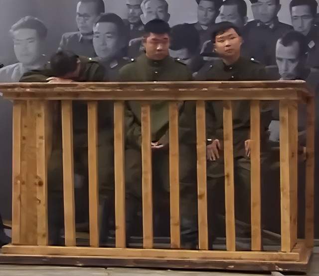 离谱!俄罗斯把日本雇佣兵俘虏关笼子里游街示众?和中国有关系?