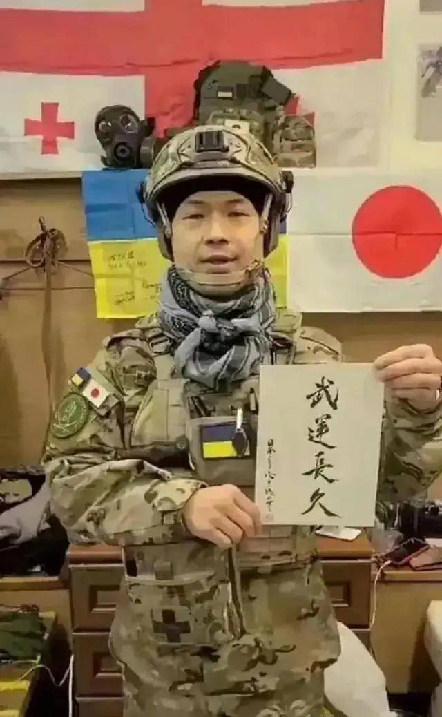 离谱!俄罗斯把日本雇佣兵俘虏关笼子里游街示众?和中国有关系?