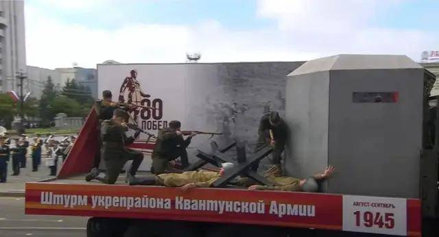 离谱!俄罗斯把日本雇佣兵俘虏关笼子里游街示众?和中国有关系?