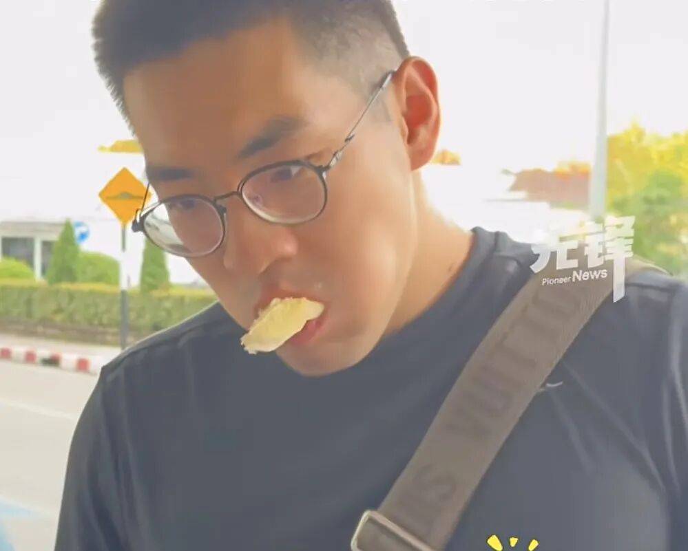 一家五口登机前30分钟狂吃11斤榴莲,当事人:这辈子都不想再听到榴莲两个字了