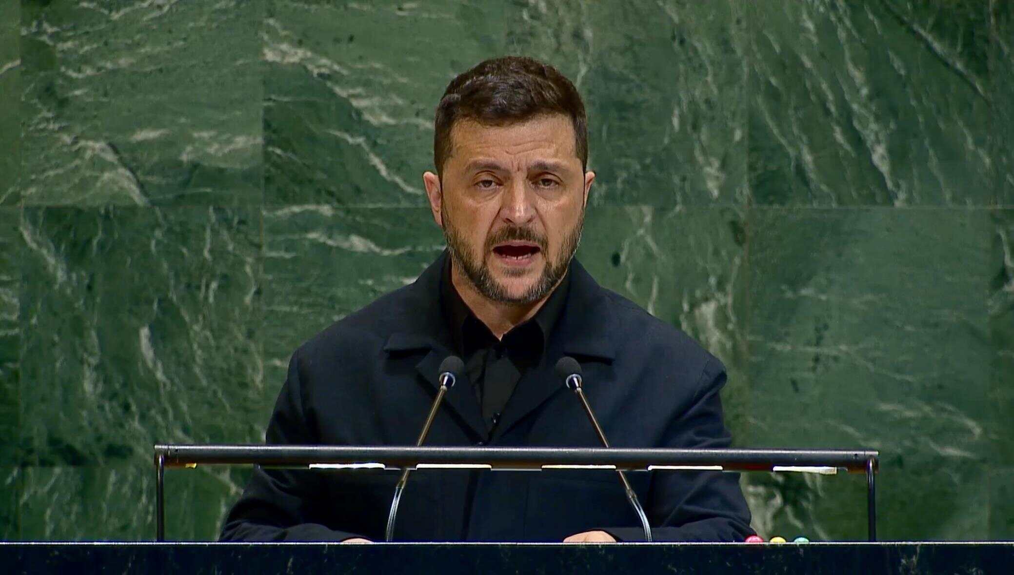 早安!世界丨泽连斯基:乌克兰决定开放武器出口;美国正式公告:征收欧盟汽车15%关税