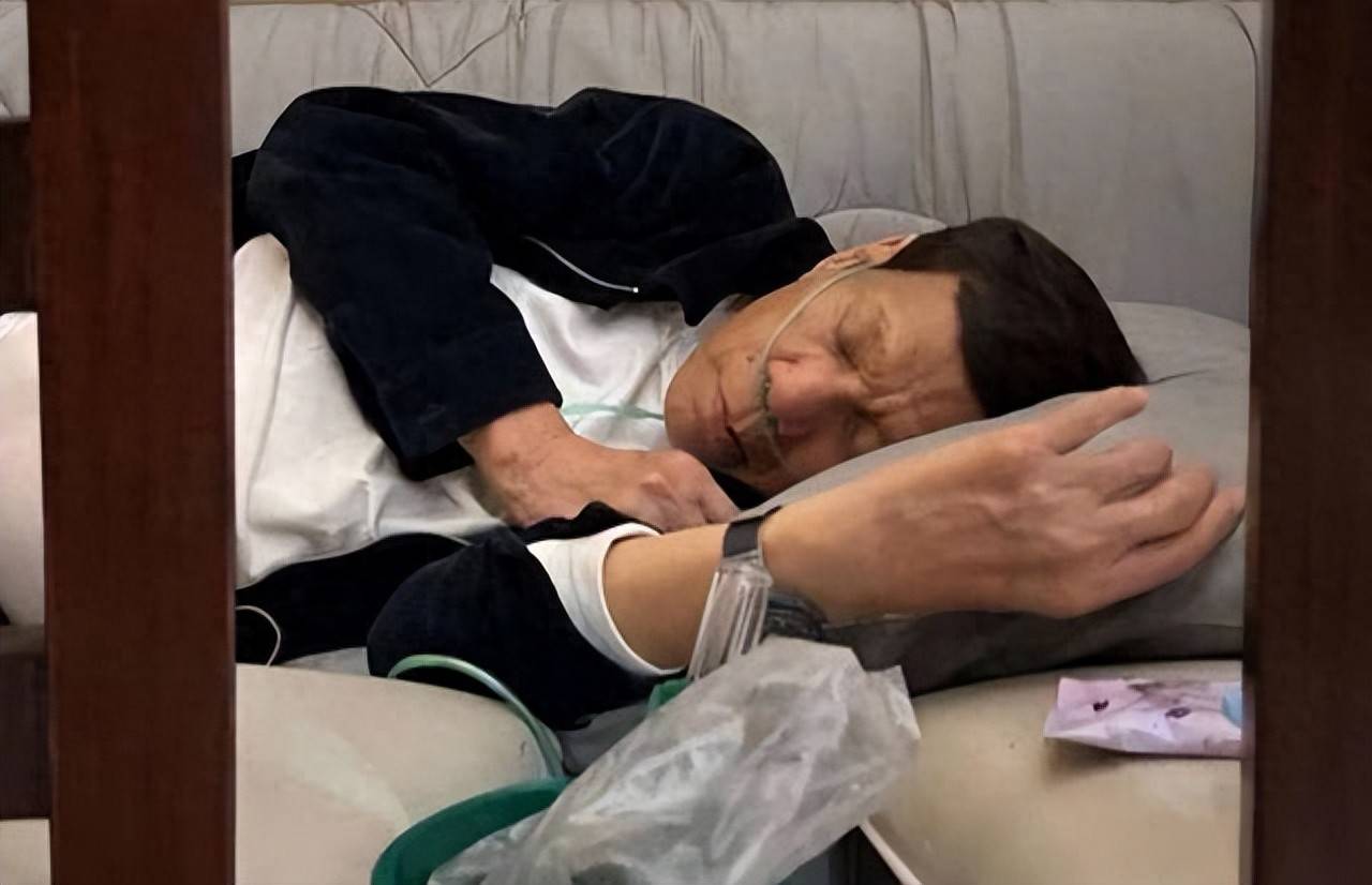 杜特尔特撑不住了,莎拉收到紧急通知,父亲在拘留所昏倒在地,莎拉喊话放他回家!