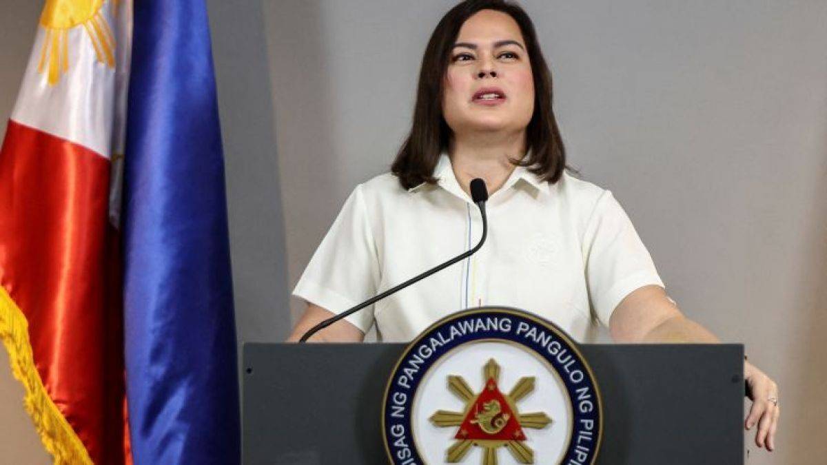 杜特尔特撑不住了,莎拉收到紧急通知,父亲在拘留所昏倒在地,莎拉喊话放他回家!