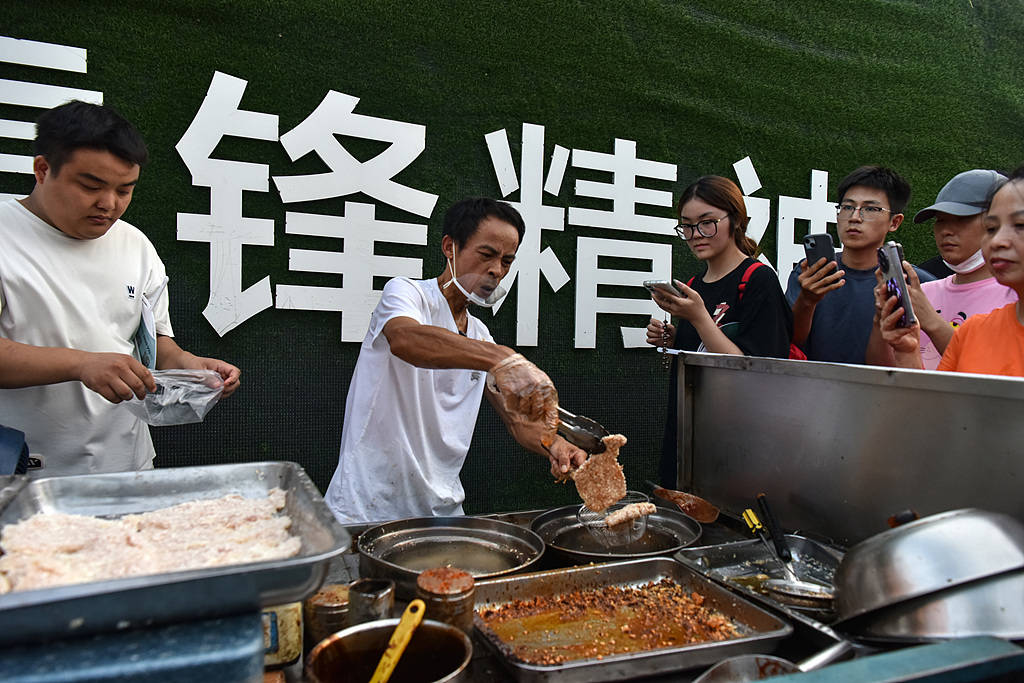 景德镇派专班接“鸡排哥”流量,很难有什么新故事