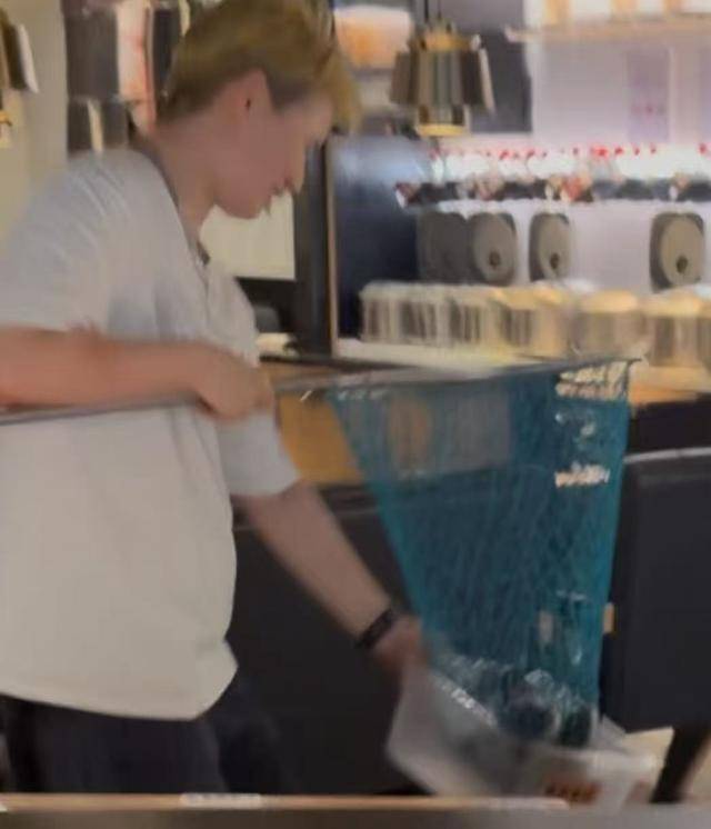 爱教育消费者的太二酸菜鱼,终于开始服软了?