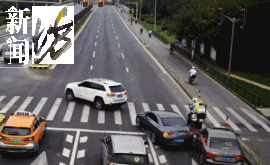 事发上海晚高峰!汹涌车流中,一男子绝望跳车,直奔民警而去……