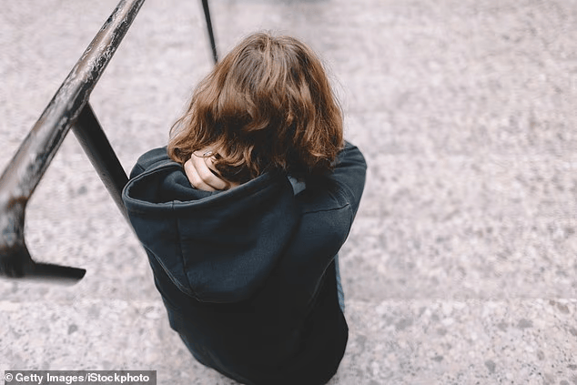 美国12岁女孩遭养父性侵7年,怀孕生子,养母装不知道