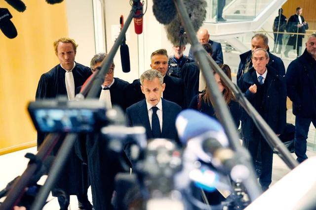 “金光闪闪的超级总统”,入狱了