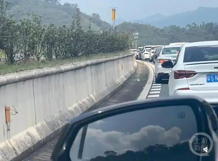 “第一天出去旅游的人已老实”!售罄、约满,多地景区紧急提醒!有的一天涌入44万人