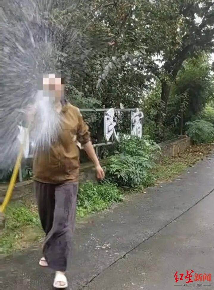 游客景区内“捡板栗壳”与民宿老板起冲突,官方曾发文邀约捡板栗,景区称已处理完毕