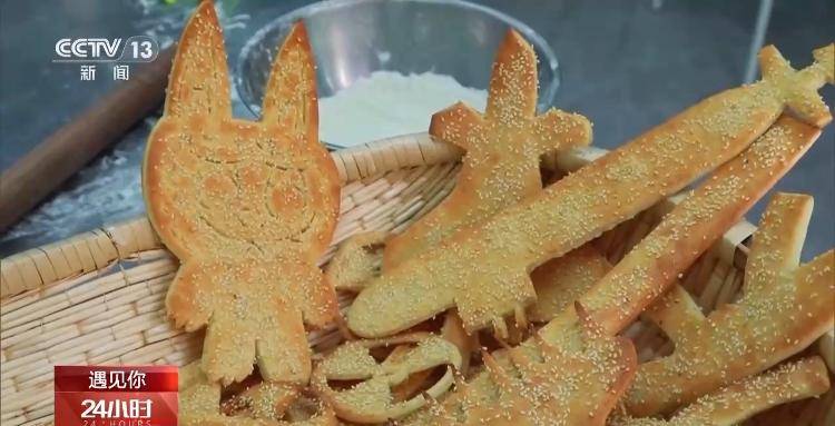 河南小伙烤出“非一般”的烧饼 一元一个只卖给小朋友