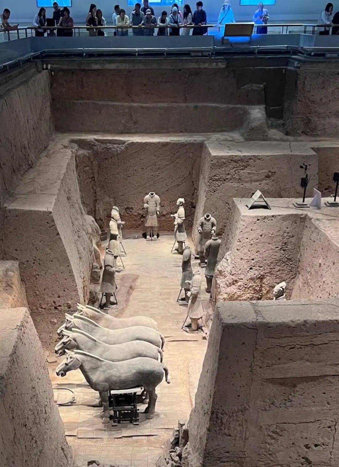 4个月前男子跳入俑坑推倒两尊兵马俑致其受损,知情人:在修复当中,还未展出