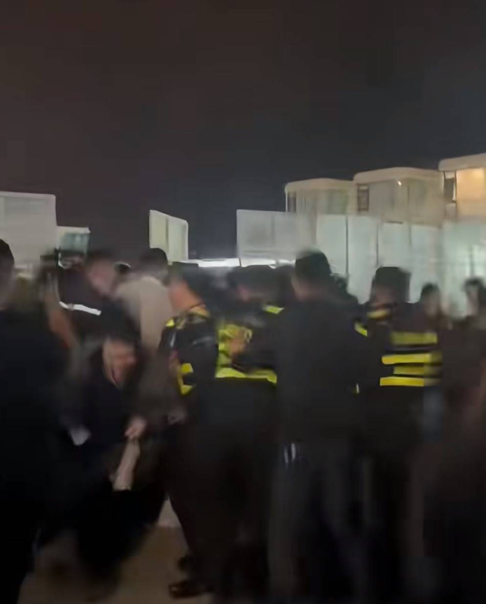 山东日照一音乐节众人强闯围栏冲进场内?网友称“逃票太狠”,当地文旅:多部门已关注