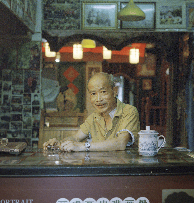 照相馆老板得癌症 想举办生前告别会