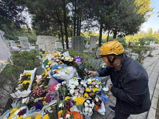 《沉默的荣耀》热播后，他墓前的鲜花摆了5米长