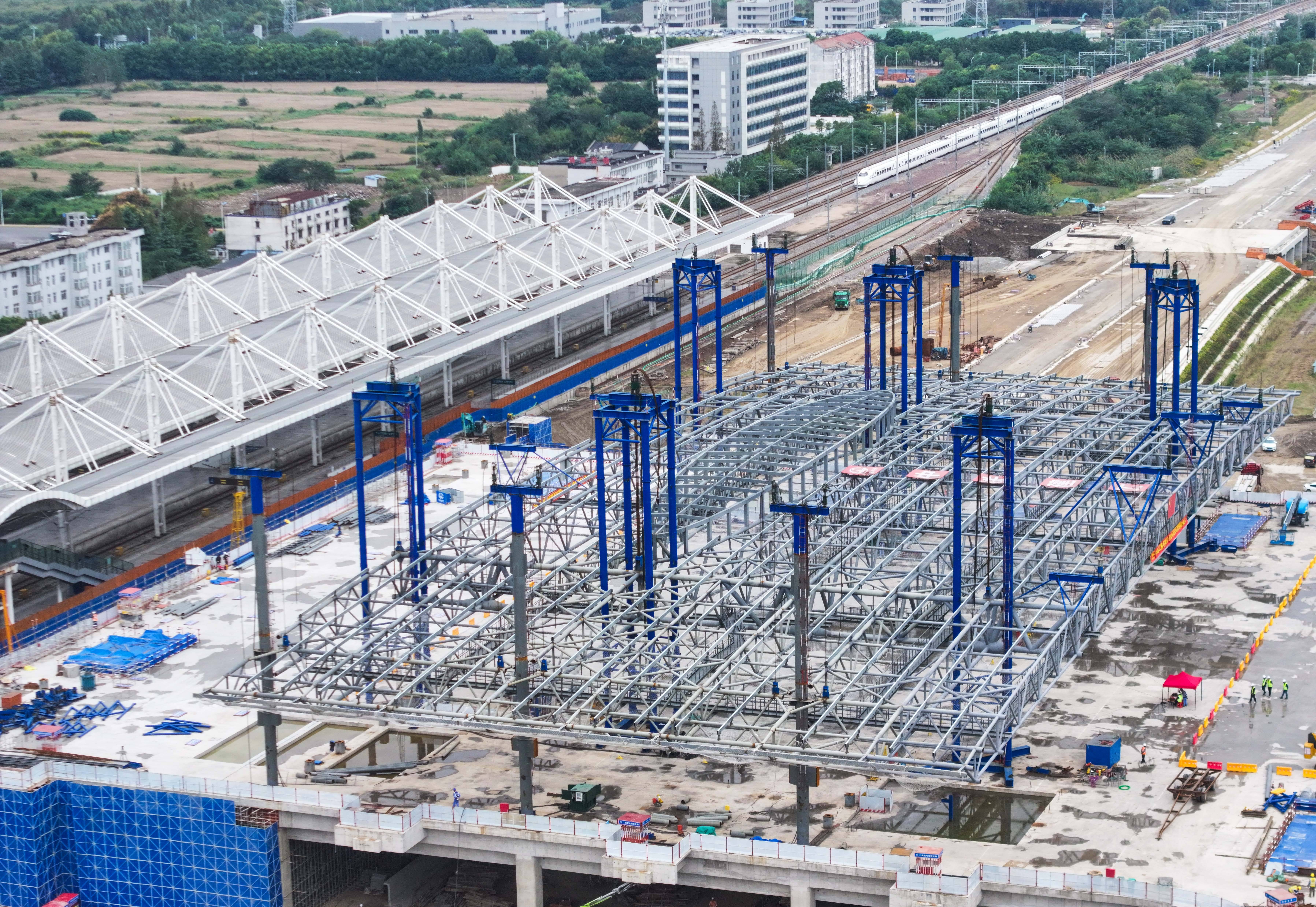 新建上海至南京至合肥高铁南通站高架站房钢结构顺利提升