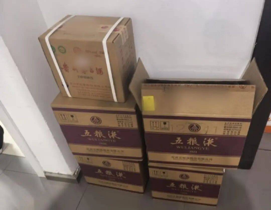 上海女子线上购买3万余元高档酒水,店长感觉不对劲,立即报警