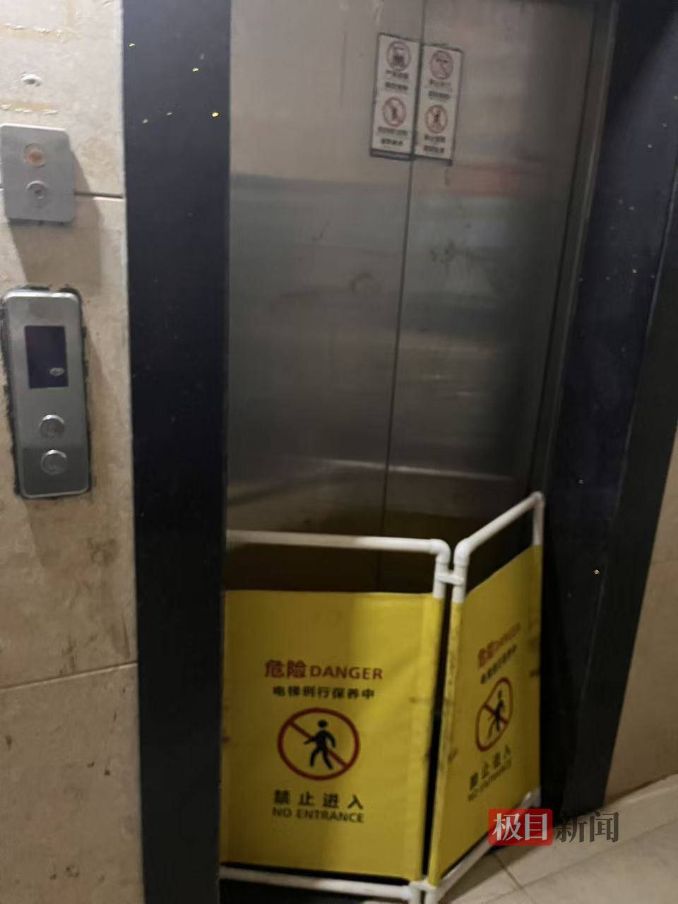 永州一小区发生电梯故障致多人被困，一名49岁女子跳出轿厢时坠亡，家属质疑物业保安打开轿厢违规操作